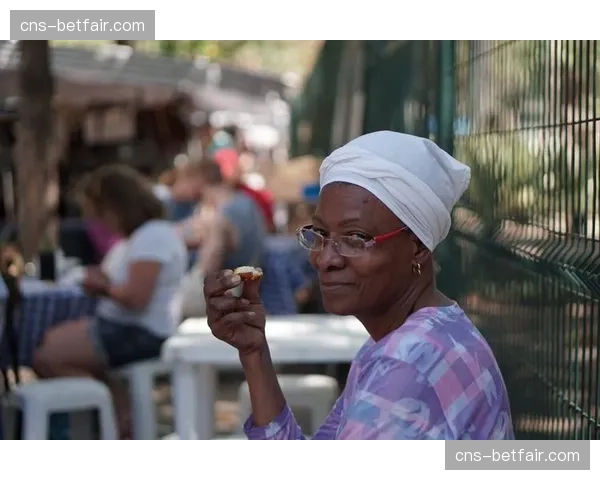 特写：双胞胎兄弟同场竞技却代表不同国家，赛场内外的手足情与竞争