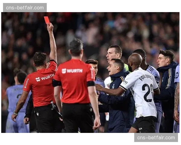 特写:终场哨响,阿斯顿维拉后卫 Konsa 与 Mings 击掌庆祝成功的团队防守 特写:终场哨响,阿斯顿维拉后卫 Konsa 与 Mings 击掌庆祝成功的团队防守