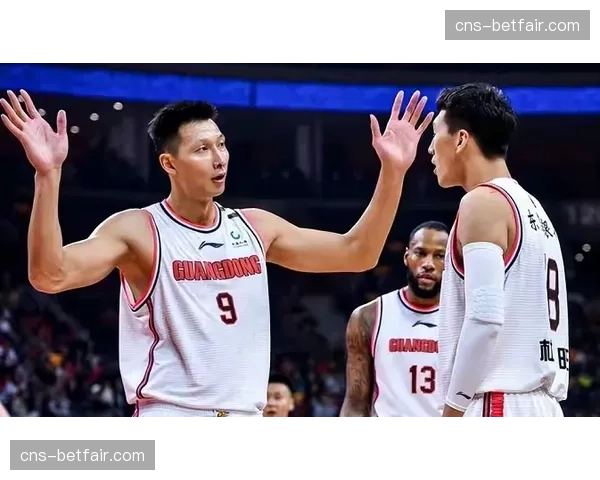 浙江主场球迷高唱助威歌曲,营造强大季后赛声势 浙江主场球迷高唱助威歌曲,营造强大季后赛声势